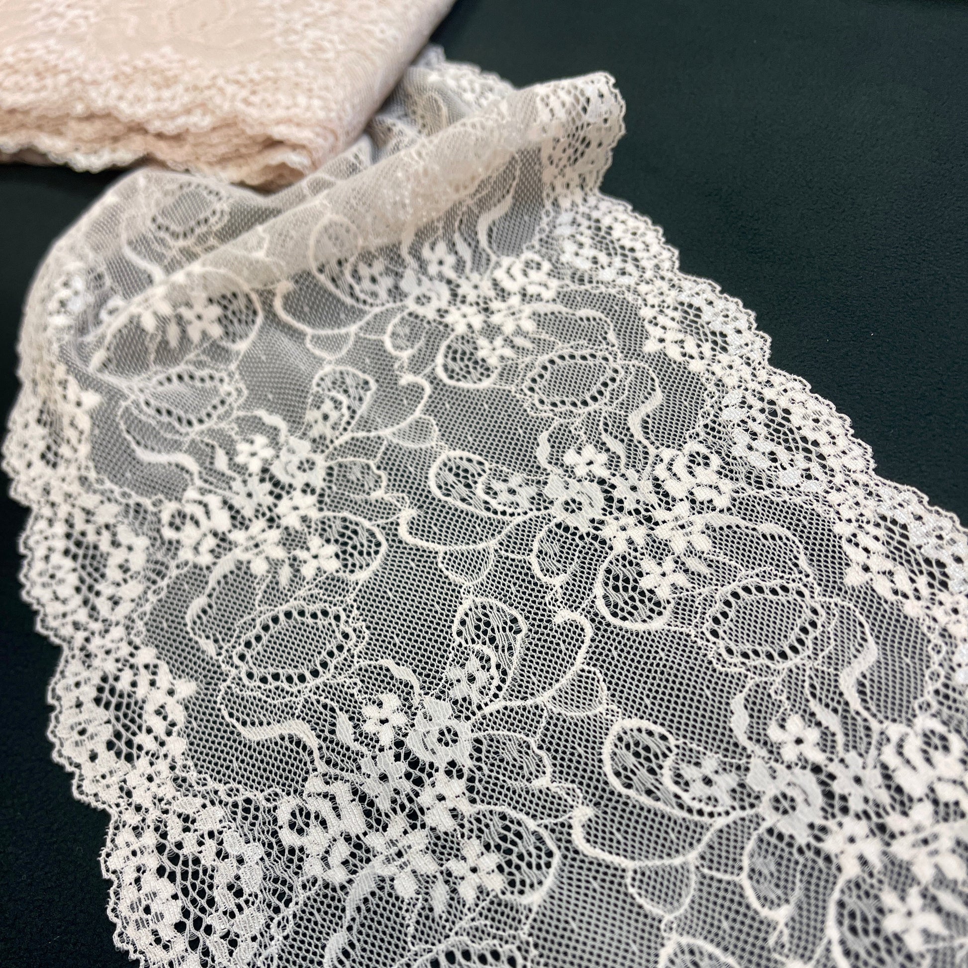 Image avec dentelle élastique 20 cm - teinte crème – disponible chez Šarlotes audumi