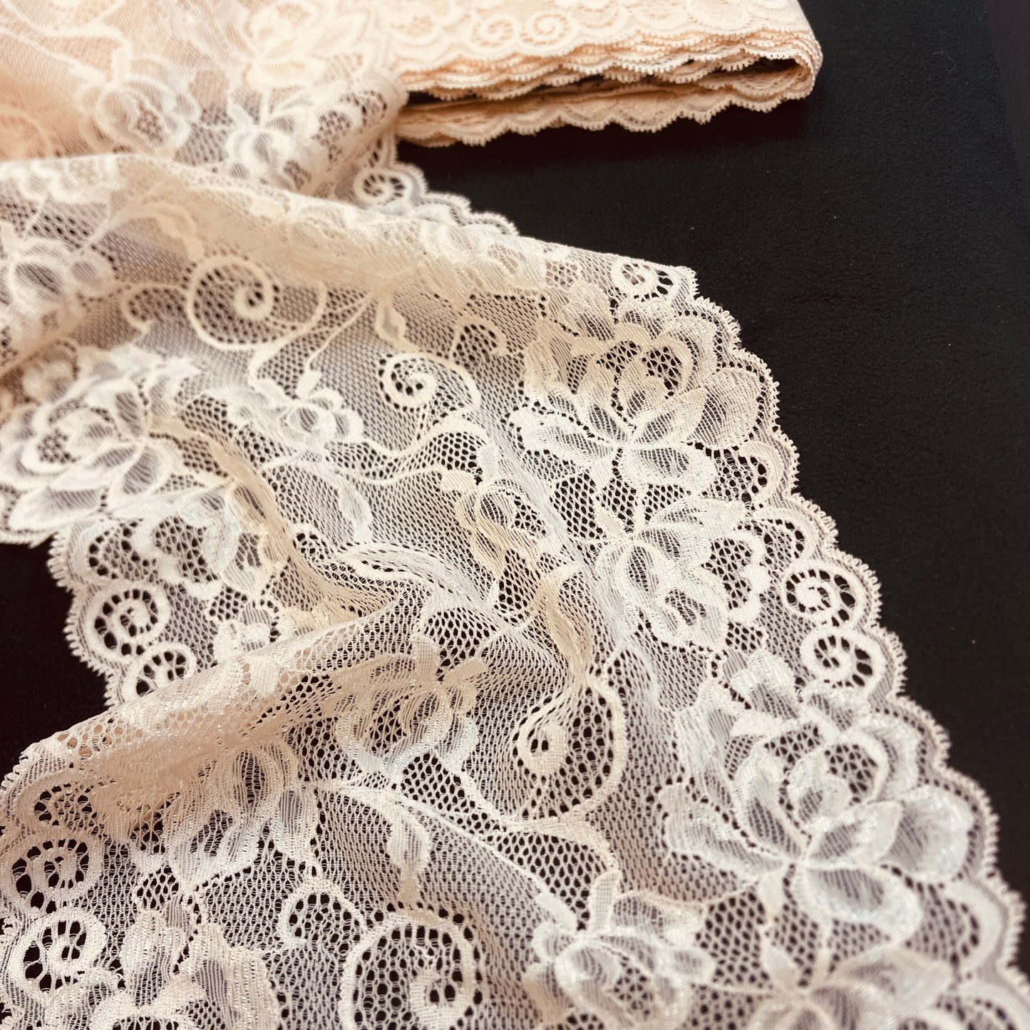 Image de dentelle élastique 20 cm - crème brûlée – disponible chez Šarlotes audumi