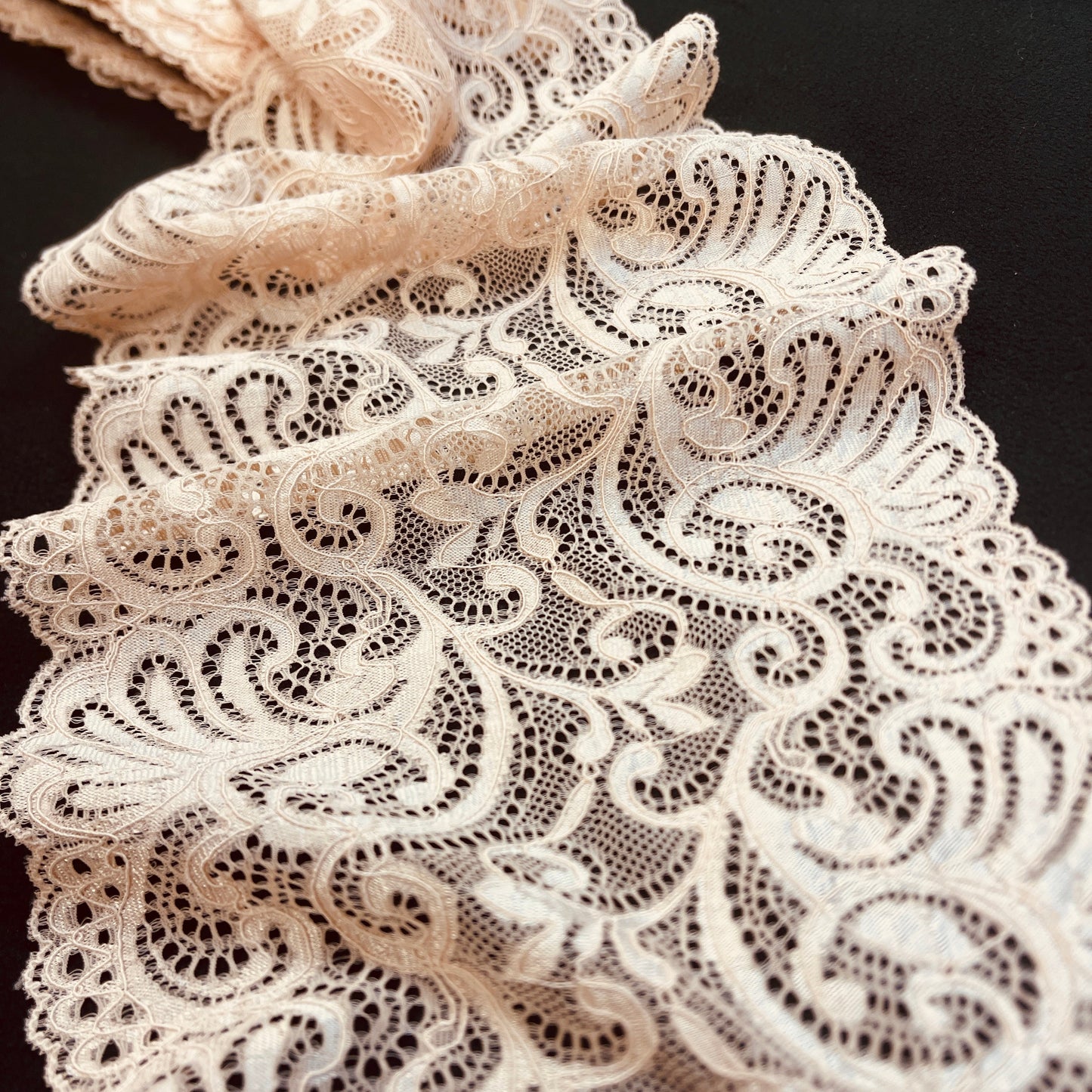 Image avec dentelle élastique 20 cm - latte – disponible chez Šarlotes audumi