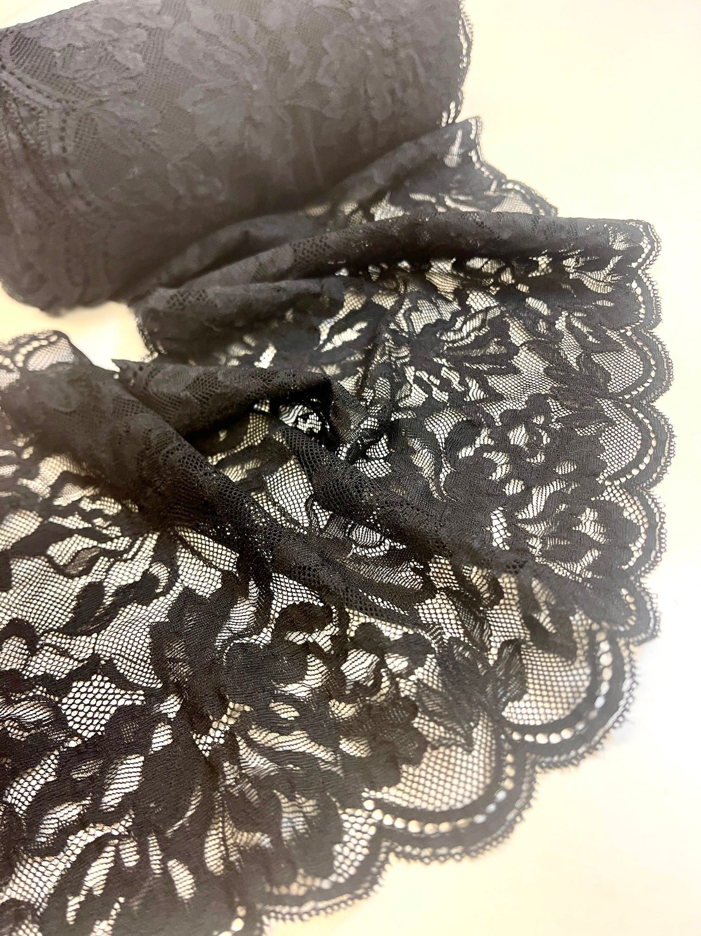 Image de dentelle élastique 20 cm-noir charbon – disponible en ligne chez Šarlotes audumi