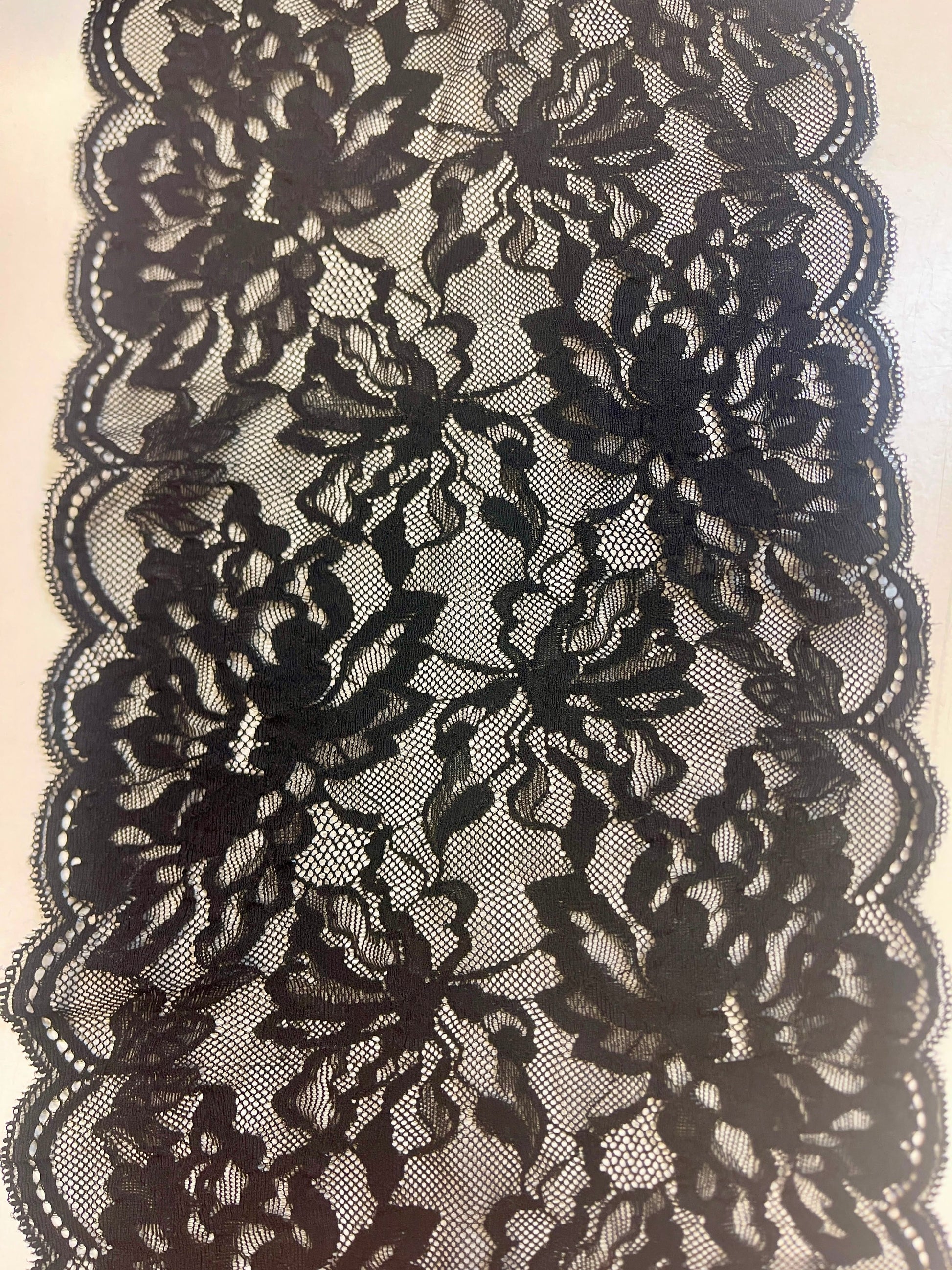 Image de dentelle élastique 20 cm-noir charbon – disponible en ligne chez Tissus Charlotte