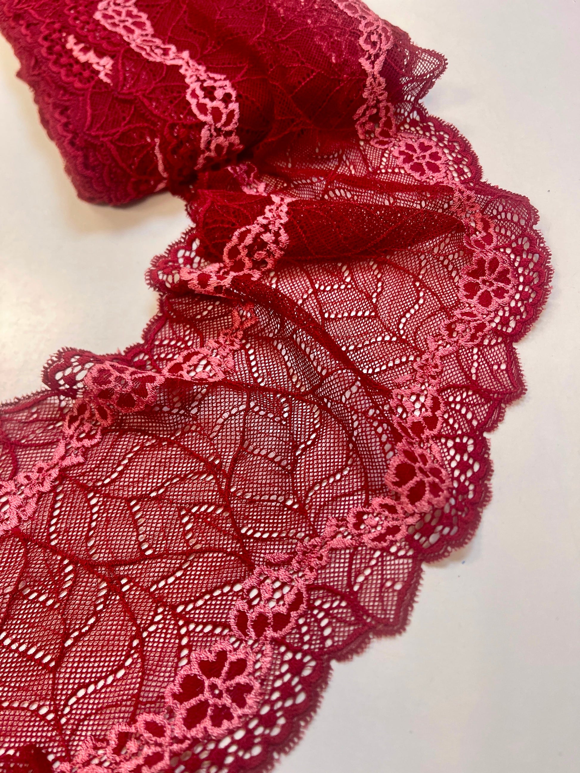 Image avec dentelle élastique 20 cm rouge aux accents clairs – disponible en ligne chez Šarlotes audumi