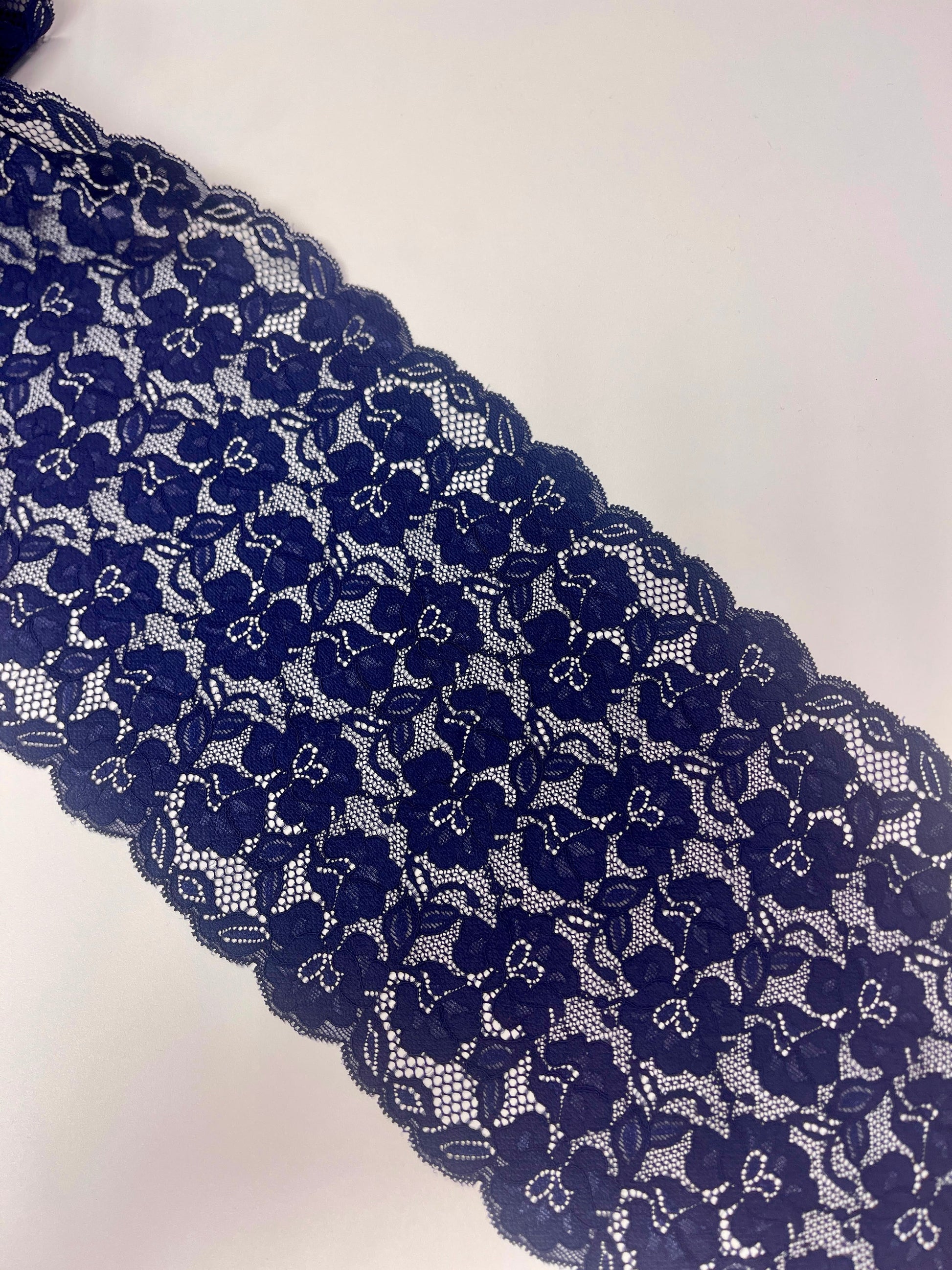 Image de dentelle élastique 20 cm - petites fleurs bleu foncé, disponible en ligne chez Šarlotes audumi