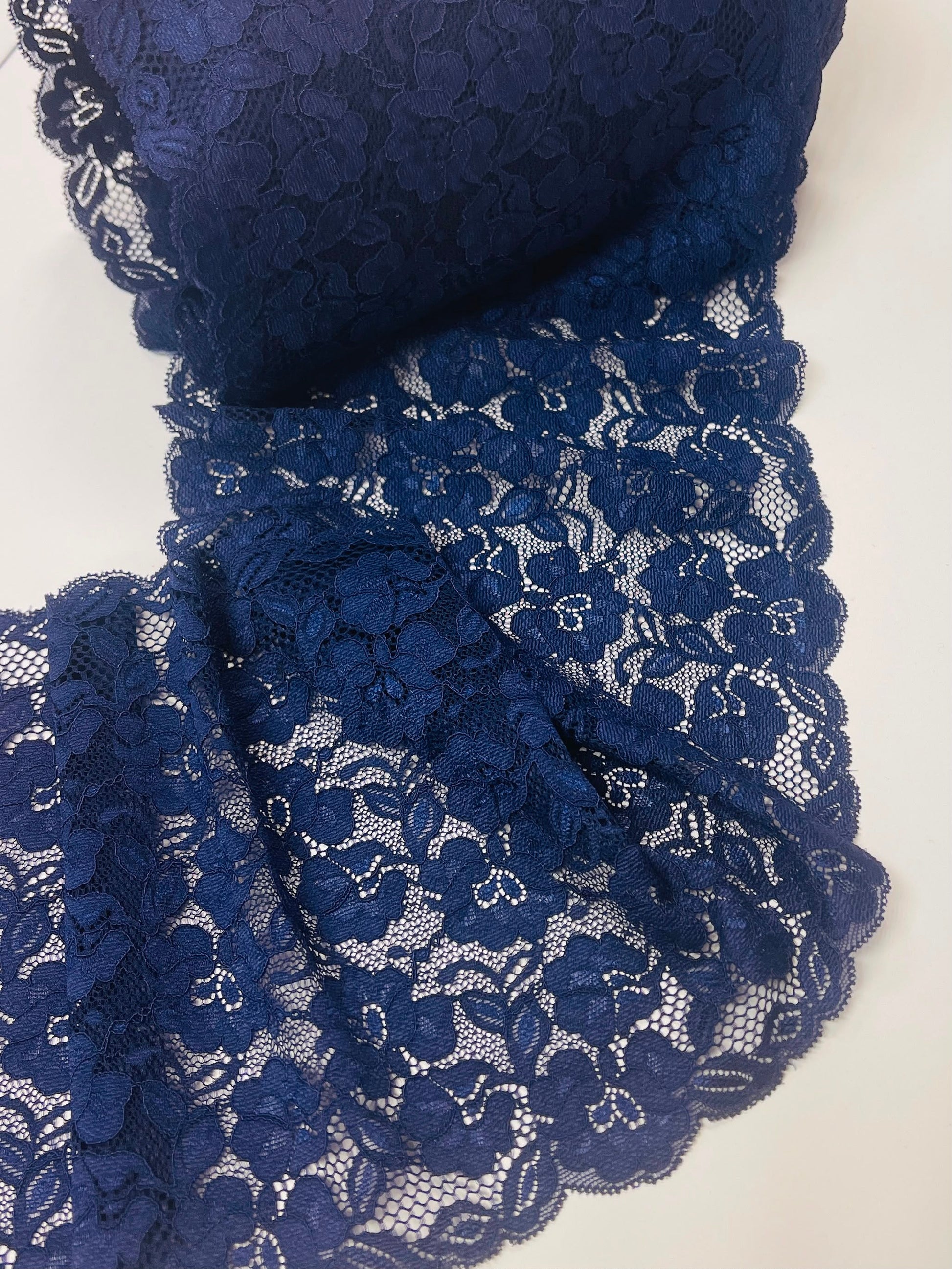 Image de dentelle élastique 20 cm à petites fleurs bleu foncé – disponible en ligne chez Šarlotes audumi