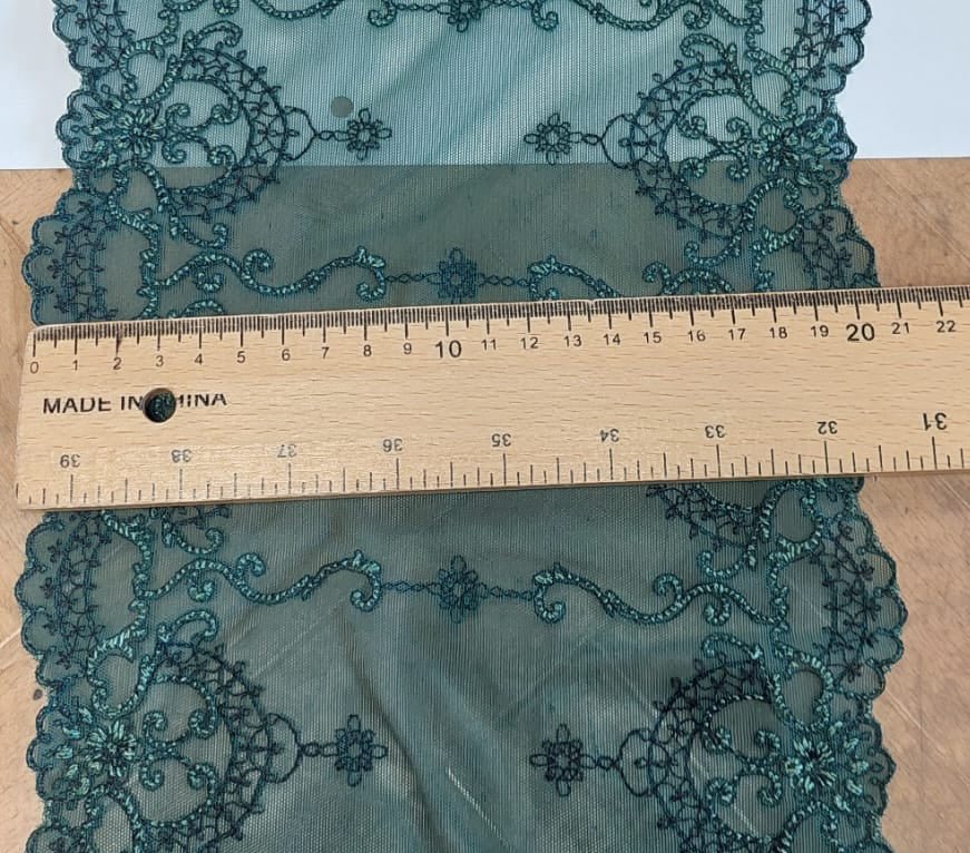 Image avec dentelle élastique verte 20 cm, disponible chez Šarlotes audumi