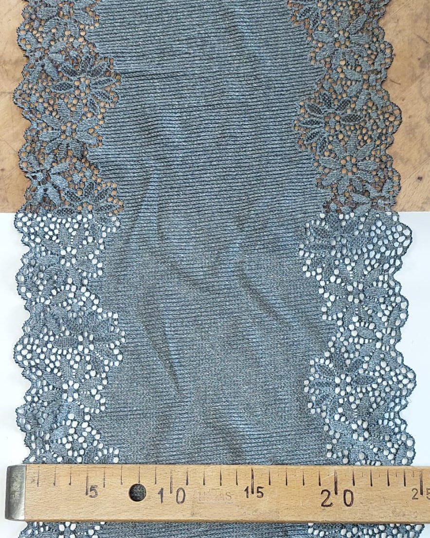 Image de dentelle élastique 25 cm bleu pigeon-gris – disponible en ligne chez Šarlotes audumi