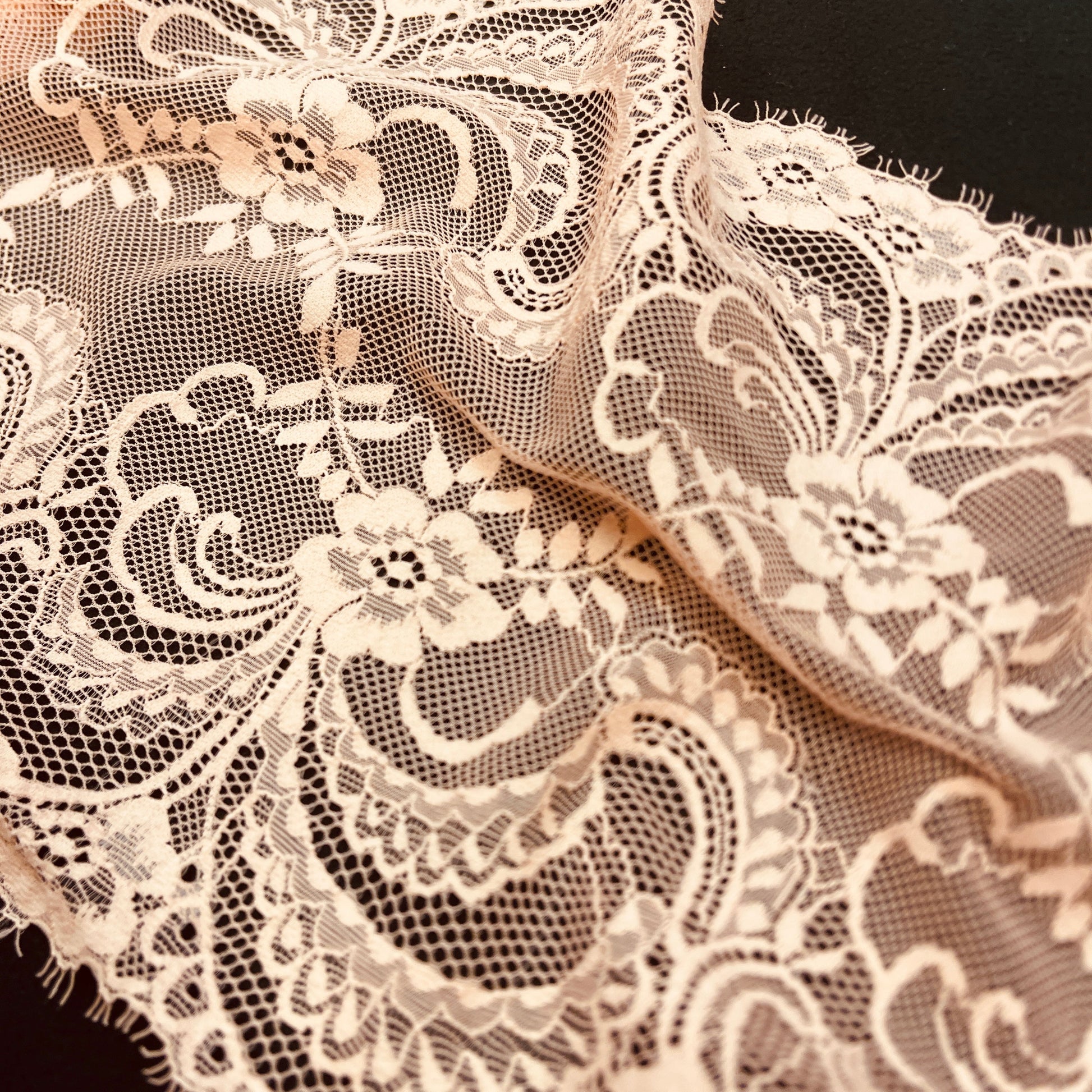Attēls ar Elastīgā mežģīne 25 cm - lašrozā – pieejams Šarlotes audumi