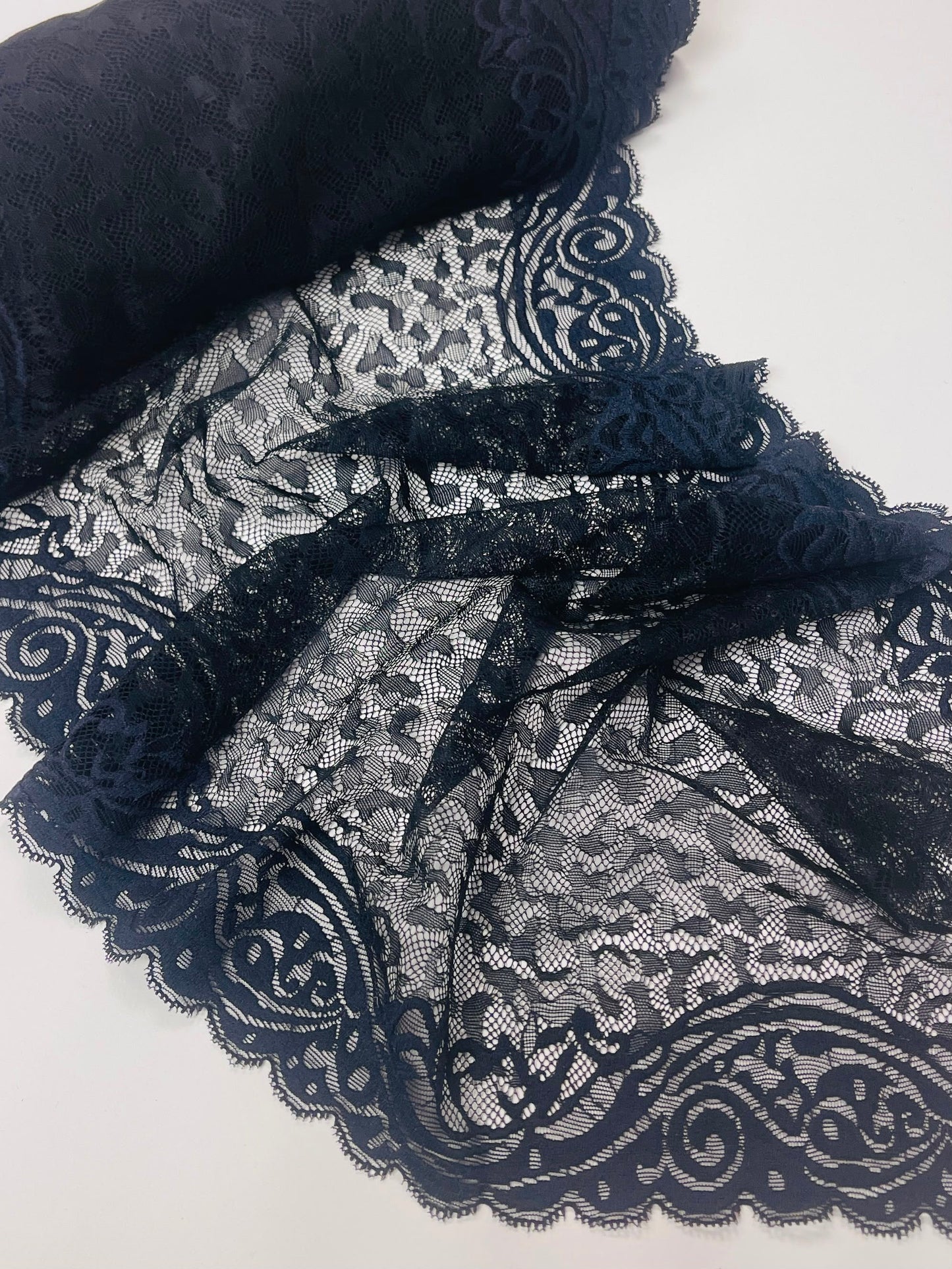 Image de dentelle élastique 27 cm noire avec motifs latéraux bleu foncé – disponible en ligne chez Šarlotes audumi