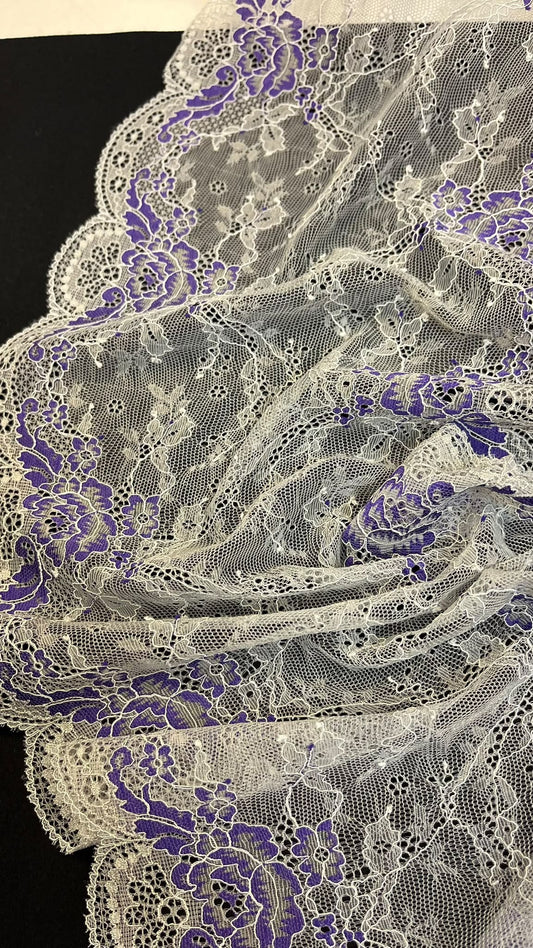 Bild von elastischer, feiner Spitze, 24 cm – grau mit violetten Akzenten, online erhältlich bei Šarlotes audumi