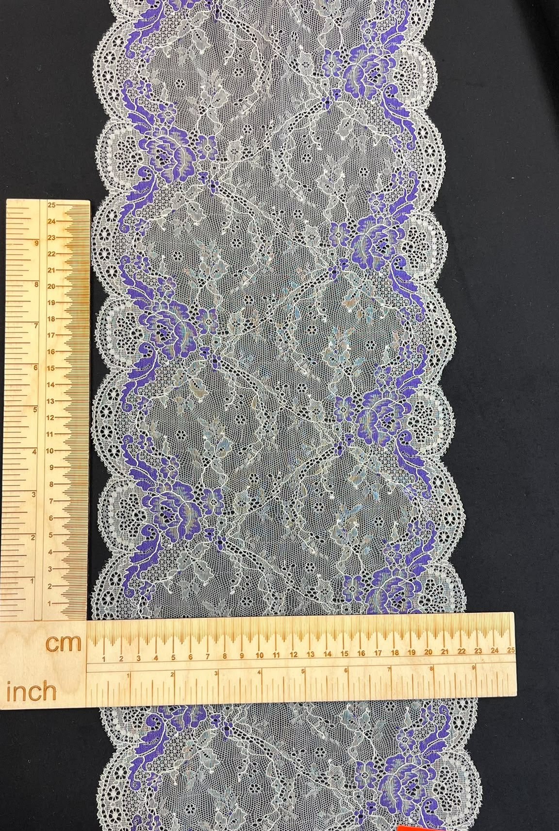Bild von elastischer, feiner Spitze, 24 cm – grau mit violetten Akzenten, online erhältlich bei Šarlotes audumi