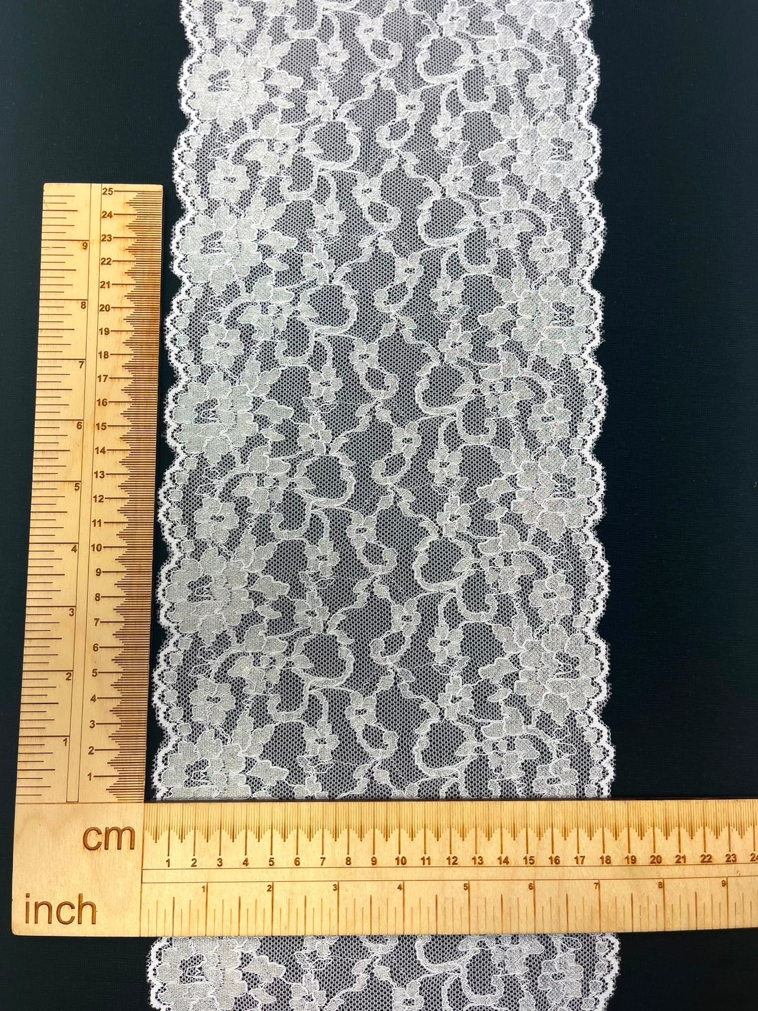 Image avec dentelle florale élastique 18 cm-blanche argentée – disponible en ligne Šarlotes audumi