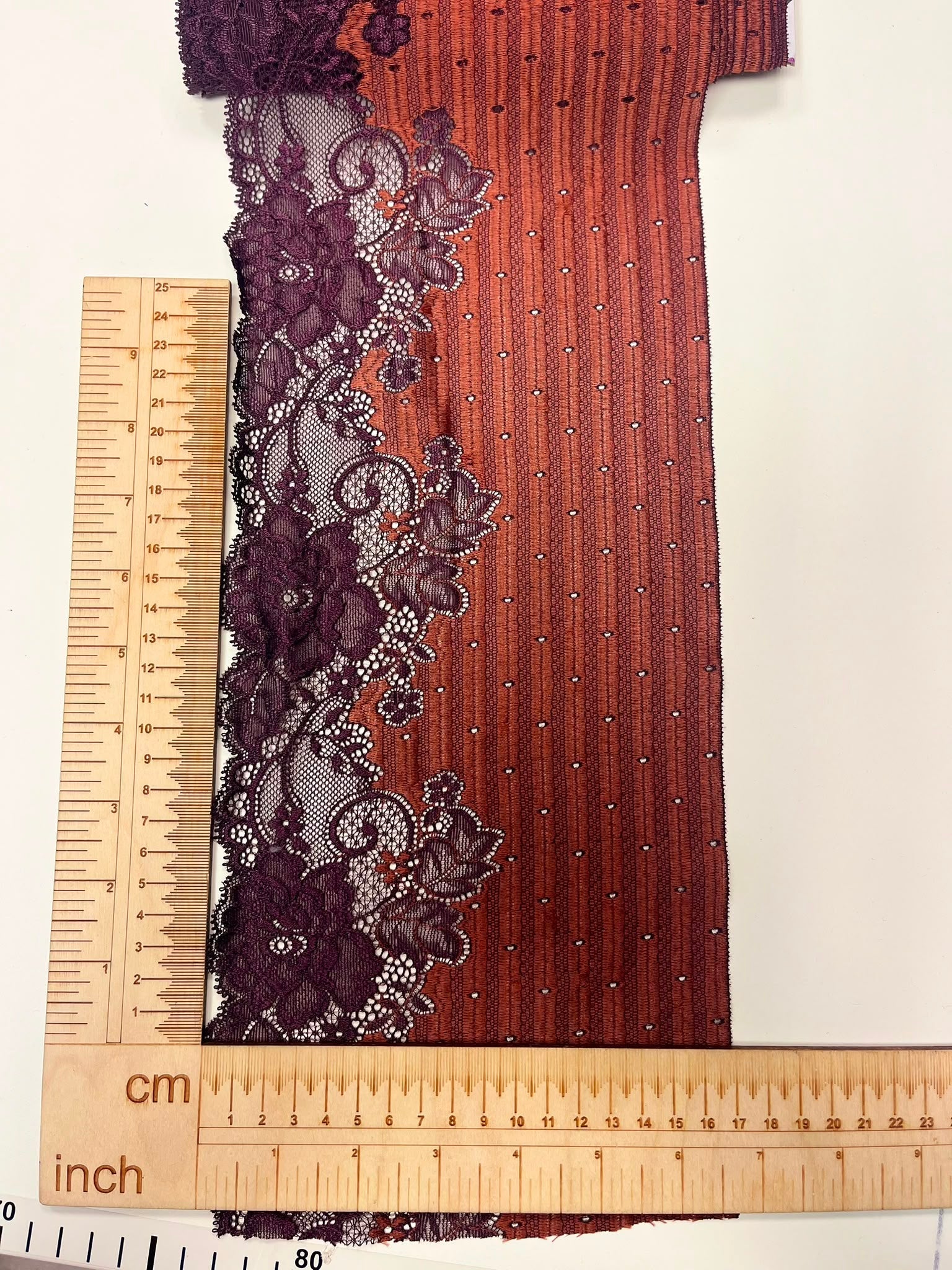 Image avec dentelle florale élastique 18 cm - orange avec lilas – disponible en ligne chez Šarlotes audumi