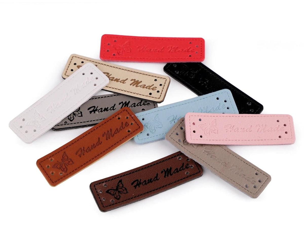 Attēls ar Etiķetes Hand Made 15x50 mm-baltas – pieejams internetā Šarlotes audumi