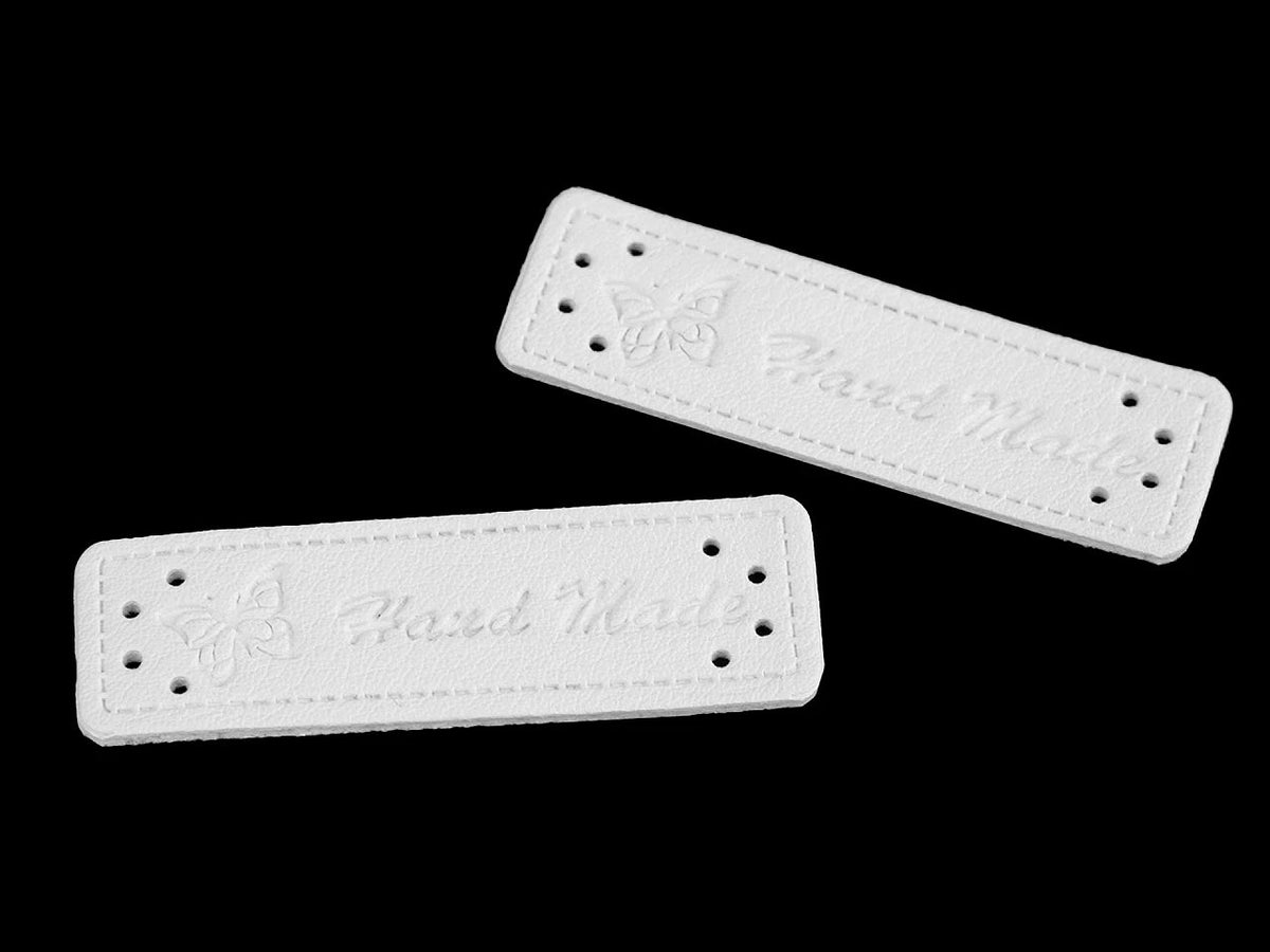 Attēls ar Etiķetes Hand Made 15x50 mm-baltas – pieejams internetā Šarlotes audumi