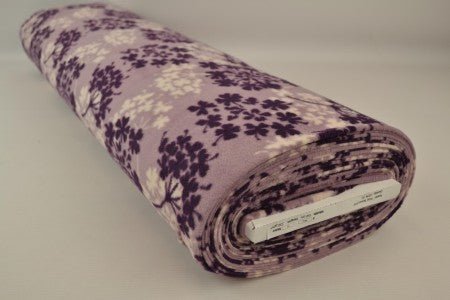 Image de tissu polaire à motif d’arbres – violet/beige – disponible en ligne Šarlotes audumi