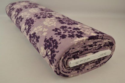Image de tissu polaire à motif d’arbres – violet/beige – disponible en ligne Šarlotes audumi