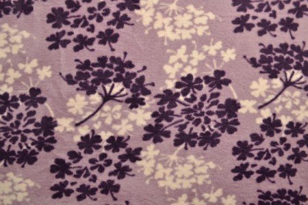 Image de tissu polaire à motif d’arbres – violet/beige – disponible en ligne chez Šarlotes audumi