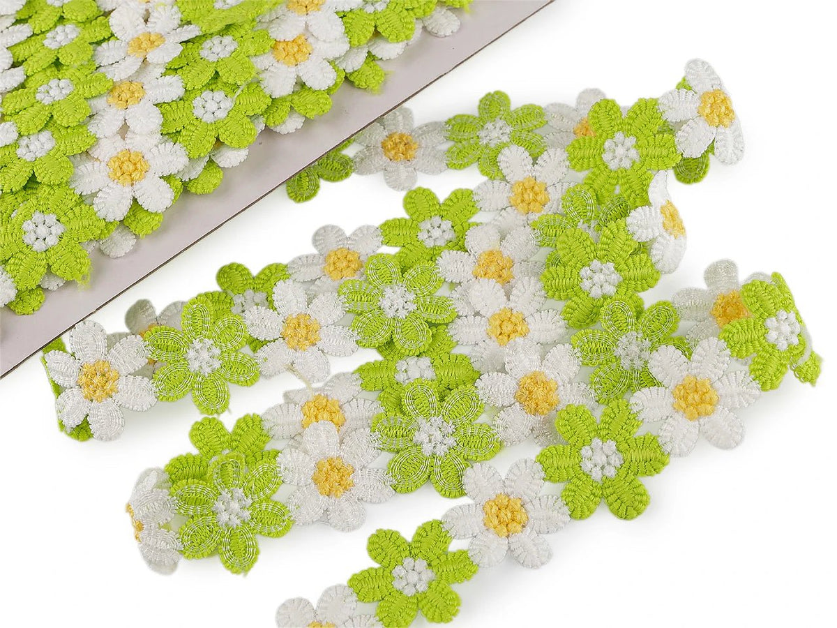 Bild von Gipürspitze mit Blumen – hellgrün und weiß, 30 mm – online bei Šarlotes audumi erhältlich