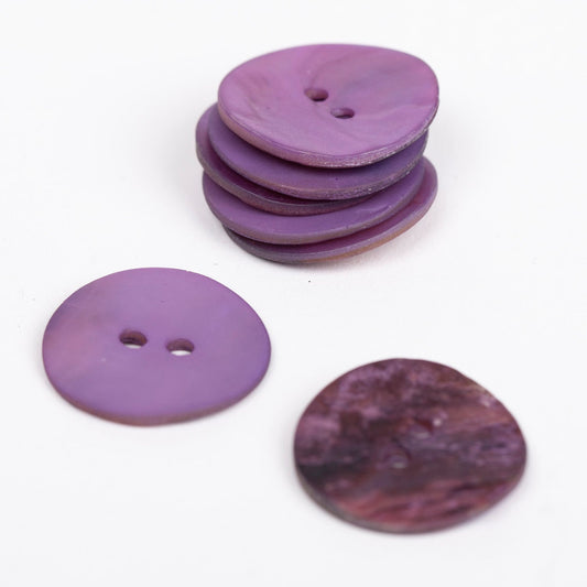 Bild mit Muschelknopf 20 mm – lila, online erhältlich bei Šarlotes audumi
