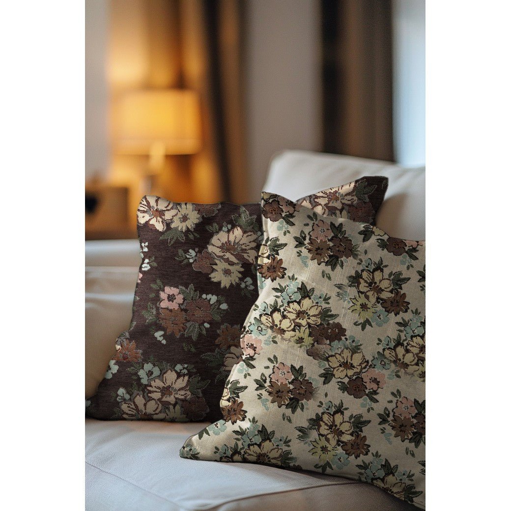 Attēls ar Gobelēns - puķes ar zelta akcentiem uz gaiša fona 420 g/m² – pieejams Šarlotes audumi