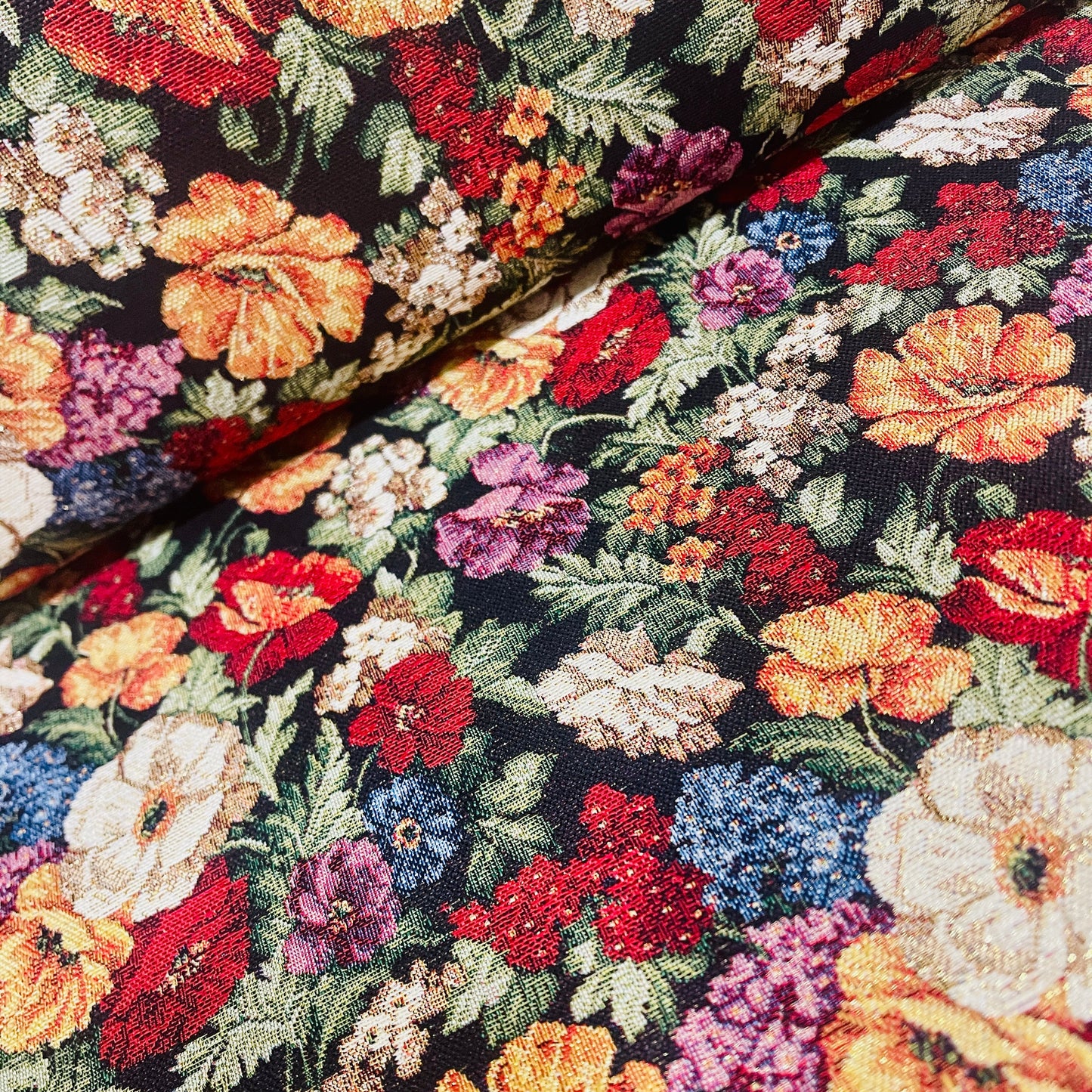 Image d’une tapisserie à motif floral avec accents dorés 350 g/m² – disponible chez Šarlotes audumi