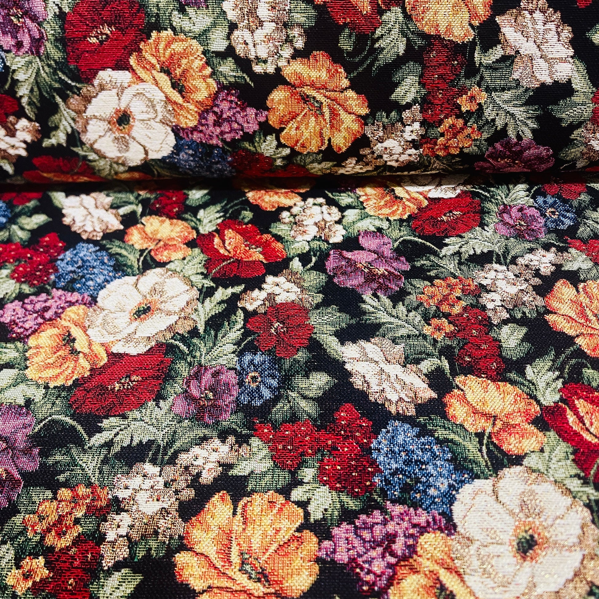Image avec tapisserie - motif floral avec accents dorés 350 g/m² – disponible chez Šarlotes audumi