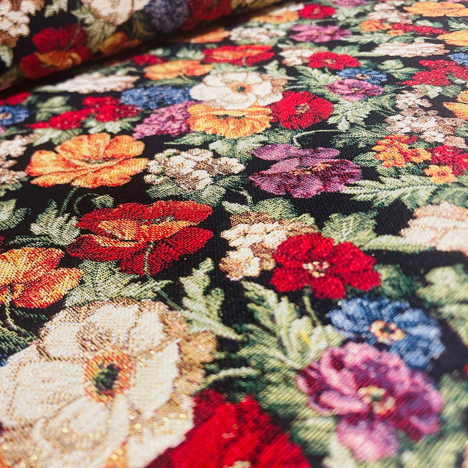 Image d’un tapisseries à motif floral avec accents dorés 350 g/m² – disponible chez Tissus de Charlotte