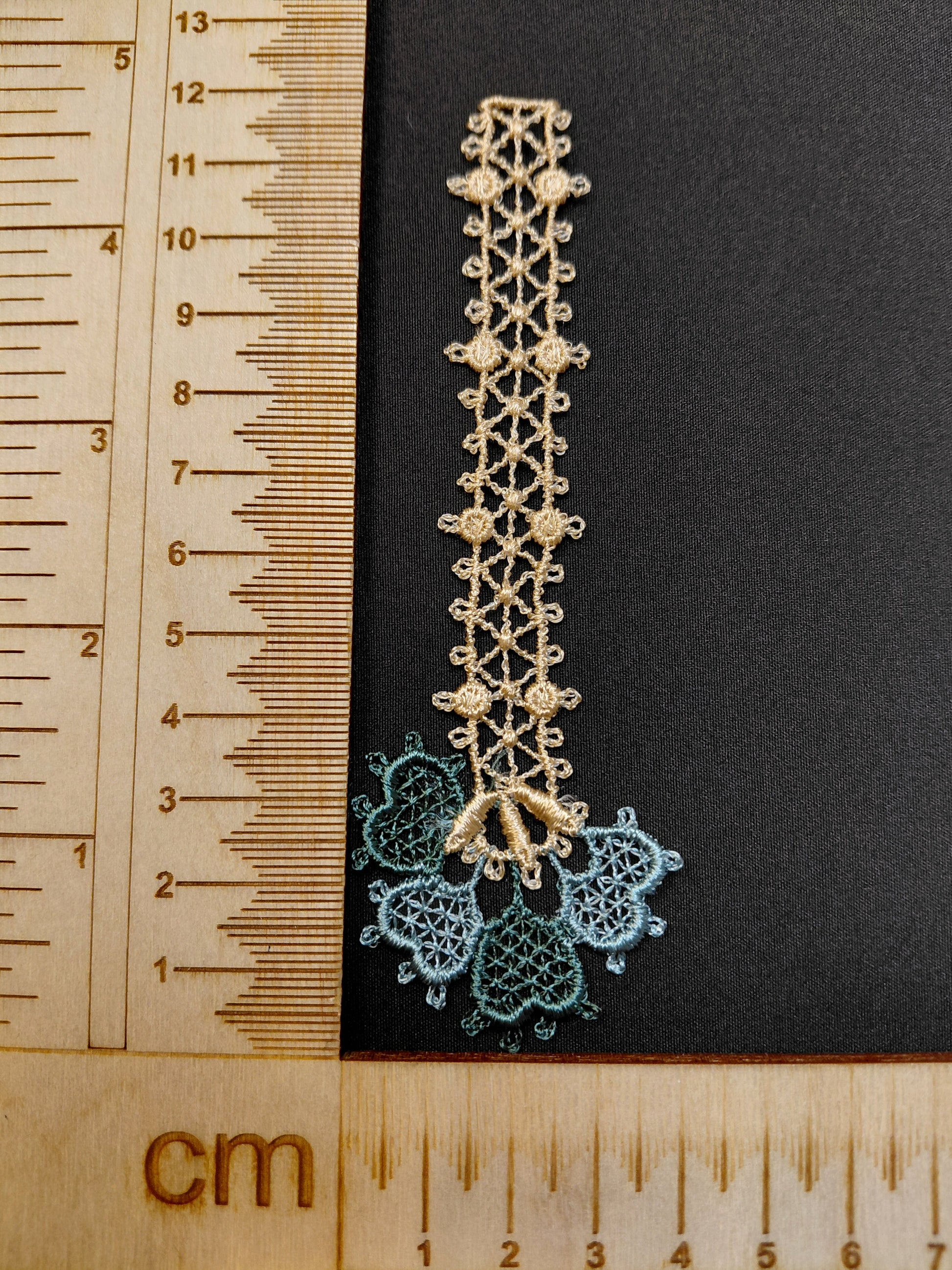 Image of a patch/embroidered patch, 12 x 4 cm – available at Charlotte’s Fabrics