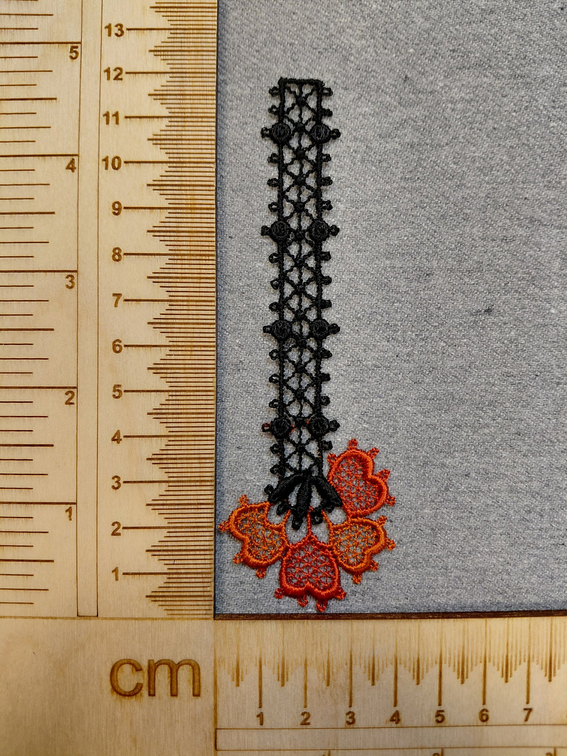 Image avec patch/broderie 12 x 4 cm – disponible chez Šarlotes audumi