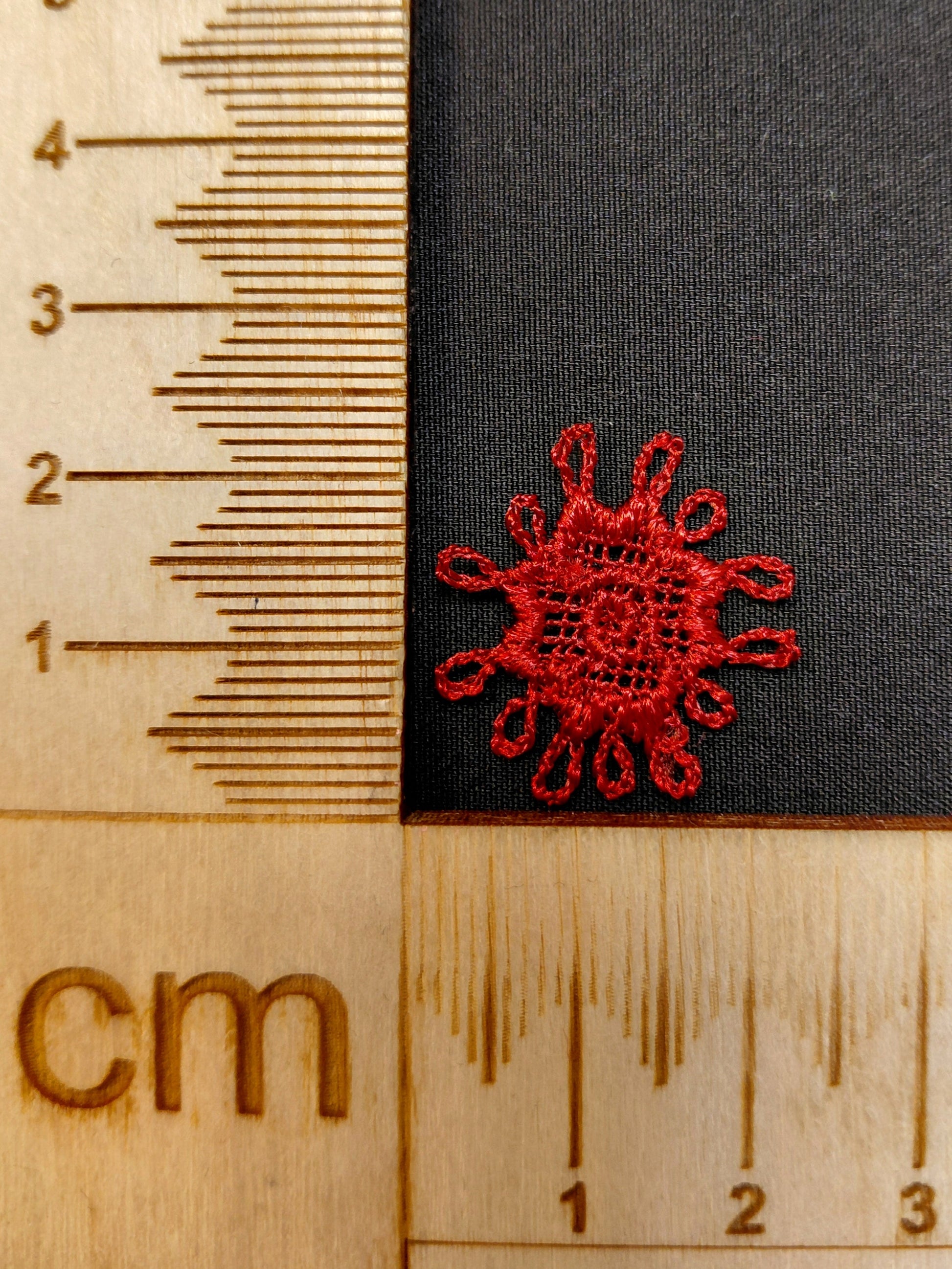 Image of a patch/embroidered patch 2,5 x 2,5 cm – available at Charlotte Fabrics