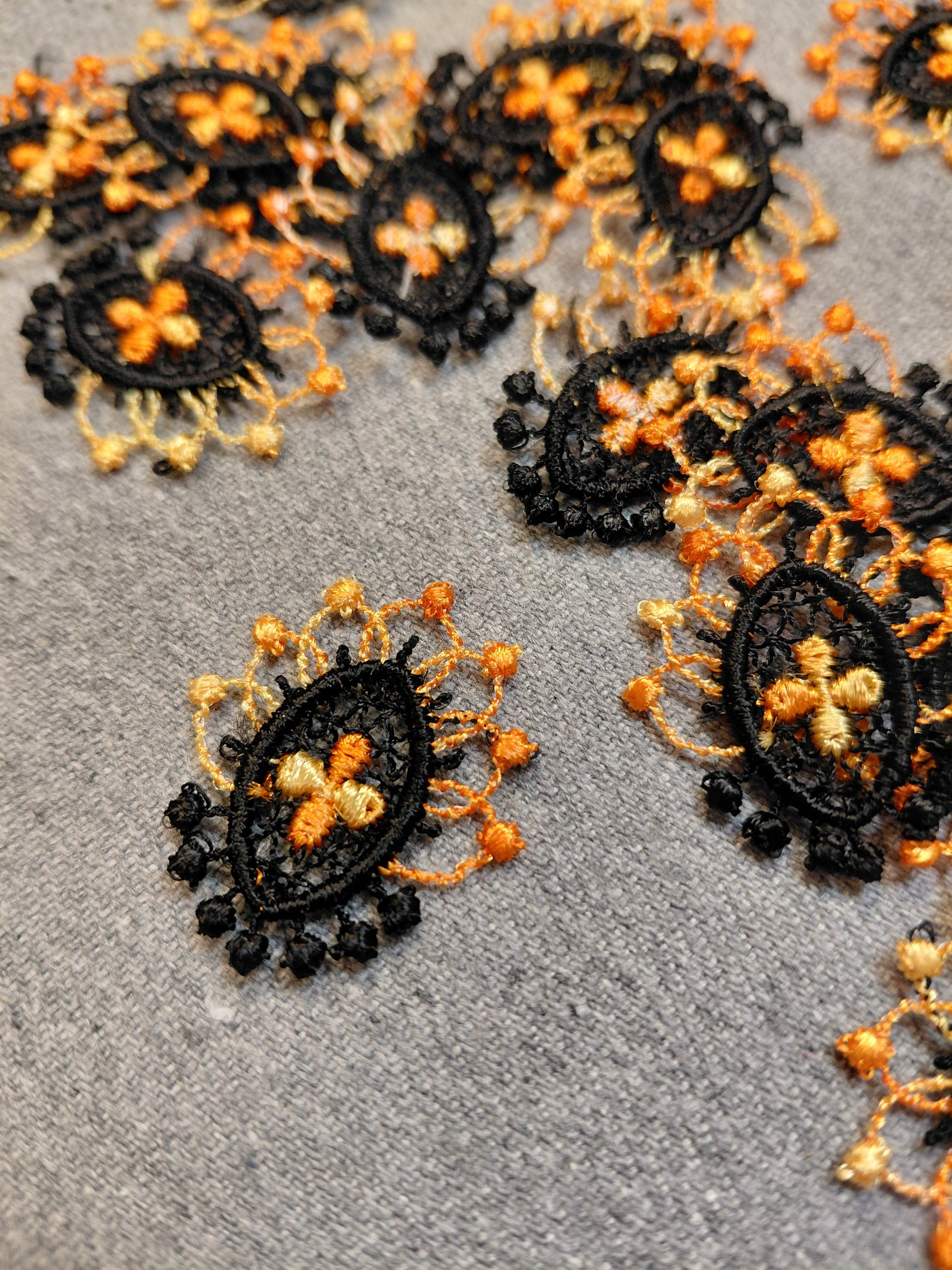 Image with patch/sew-on badge 3 x 2.5 cm – available at Charlotte Fabrics