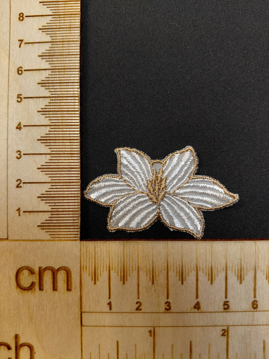 Image avec écusson/patch cousu 5 x 3 cm – disponible chez Šarlotes audumi