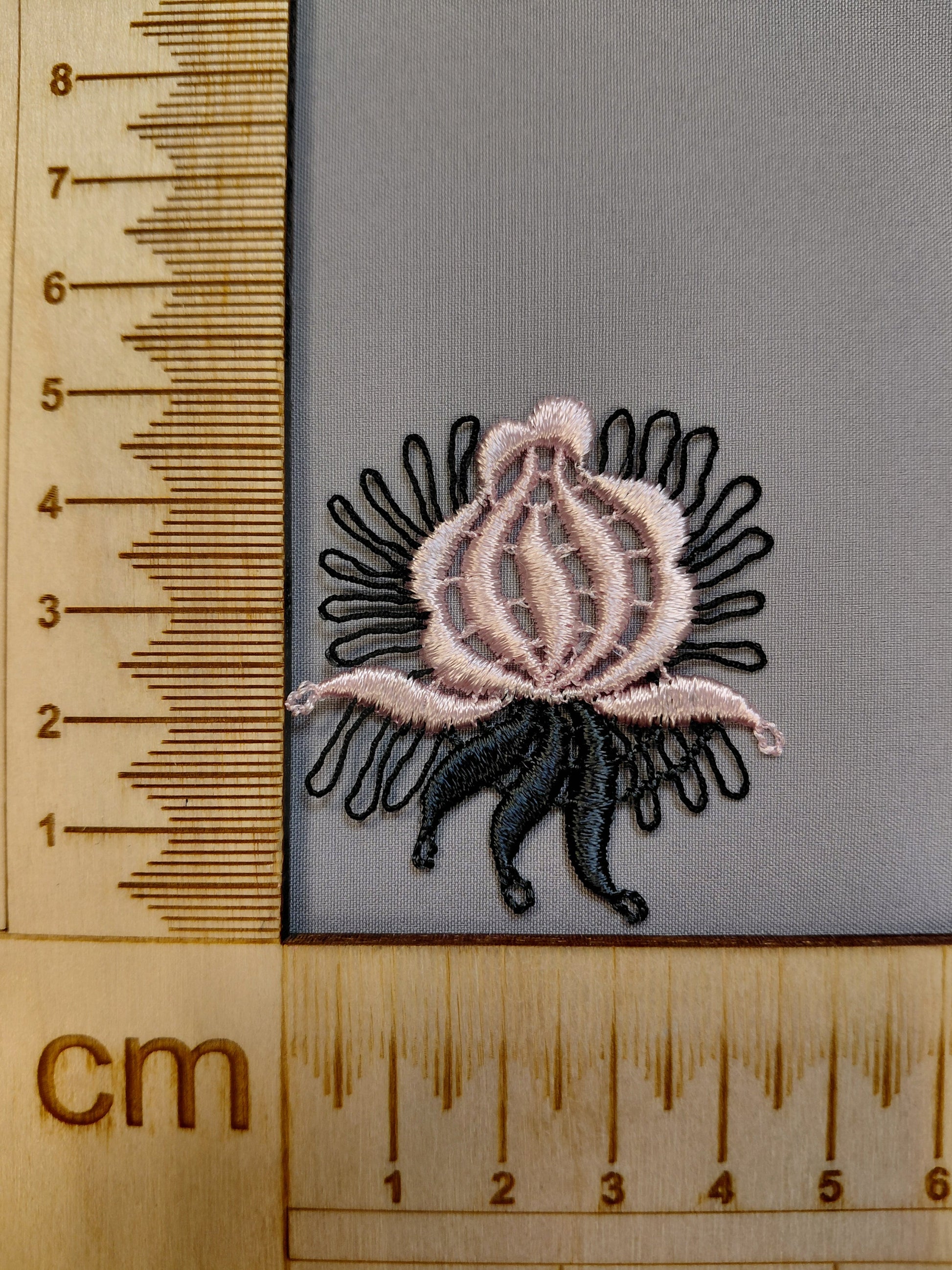 Image of a patch/embroidery 5 x 5 cm – available at Šarlotes audumi