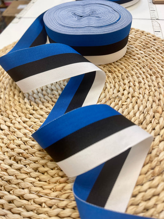 Bild mit estnischem Flaggenband, 5 cm breit – online erhältlich bei Šarlottes Audumi