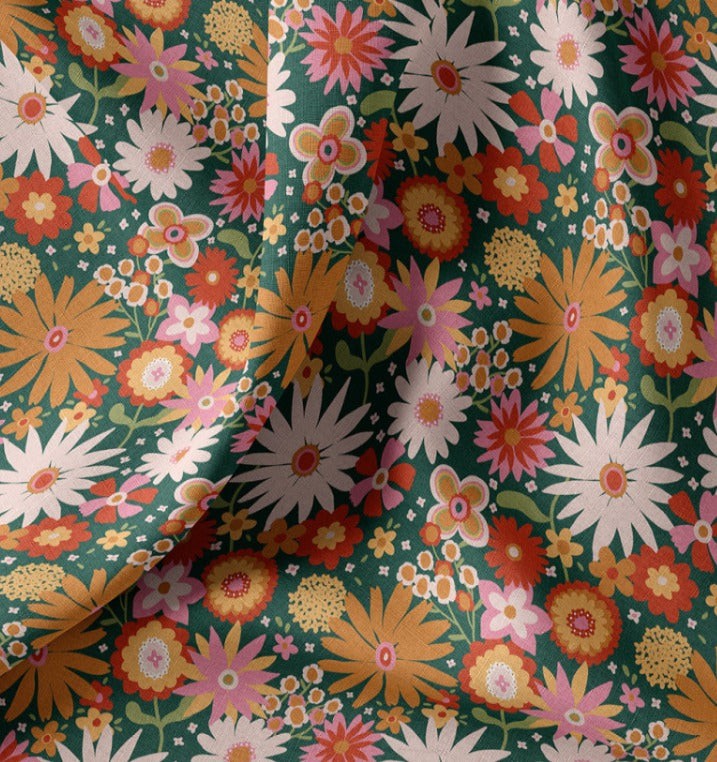 Premium 100% medvilninis audinys – gėlės ant žalio fono 115 g/m²