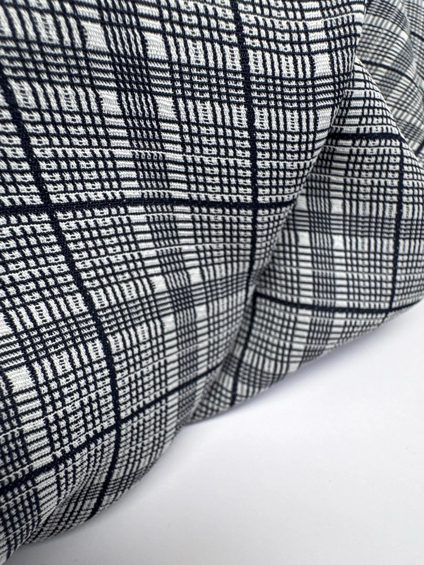 Image du tissu italien 100 % coton gris à carreaux, de grammage moyen, pour vêtements 195 g/m² – disponible chez Šarlotes audumi