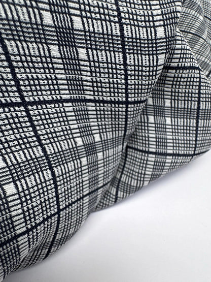 Image du tissu italien 100 % coton gris à carreaux, de grammage moyen, pour vêtements 195 g/m² – disponible chez Šarlotes audumi