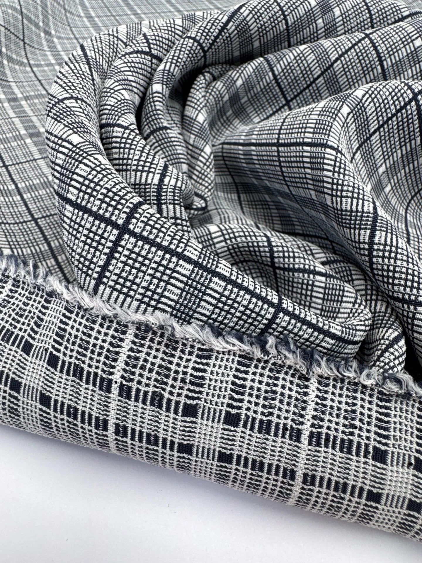 Image d’un tissu italien en coton 100 % gris à carreaux, d’épaisseur moyenne, pour vêtements, 195 g/m² – disponible chez Šarlotes audumi