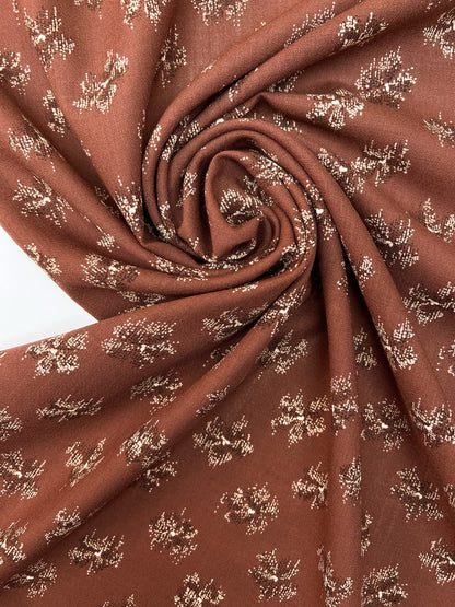 Image de tissu italien 100 % laine imprimé dans des tons marron et beige | tissu léger pour costume/robe 130 g/m² – disponible chez Šarlotes audumi