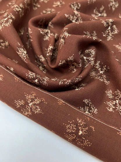 Image d’un tissu italien 100 % laine imprimé, tons brun et beige | tissu léger pour costume/robe 130 g/m² – disponible chez Šarlotes audumi