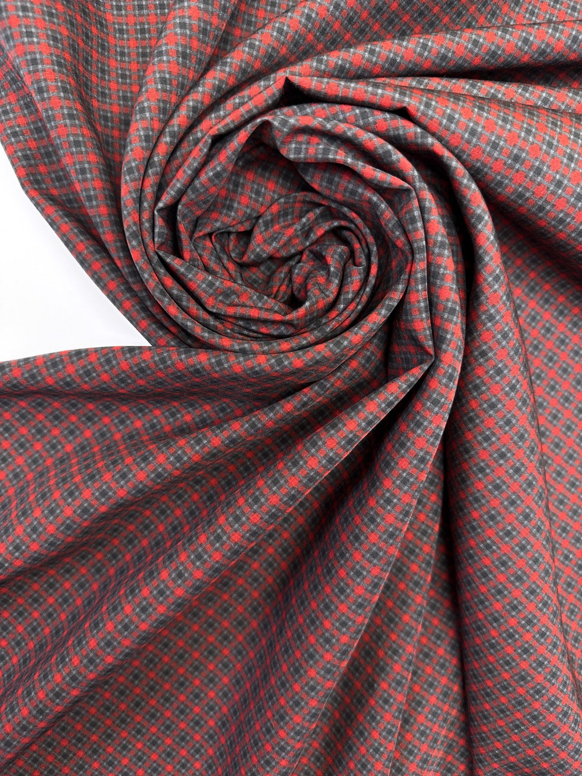 Tissu italien 100 % viscose à motif rouge et gris, disponible en ligne chez Šarlotes audumi