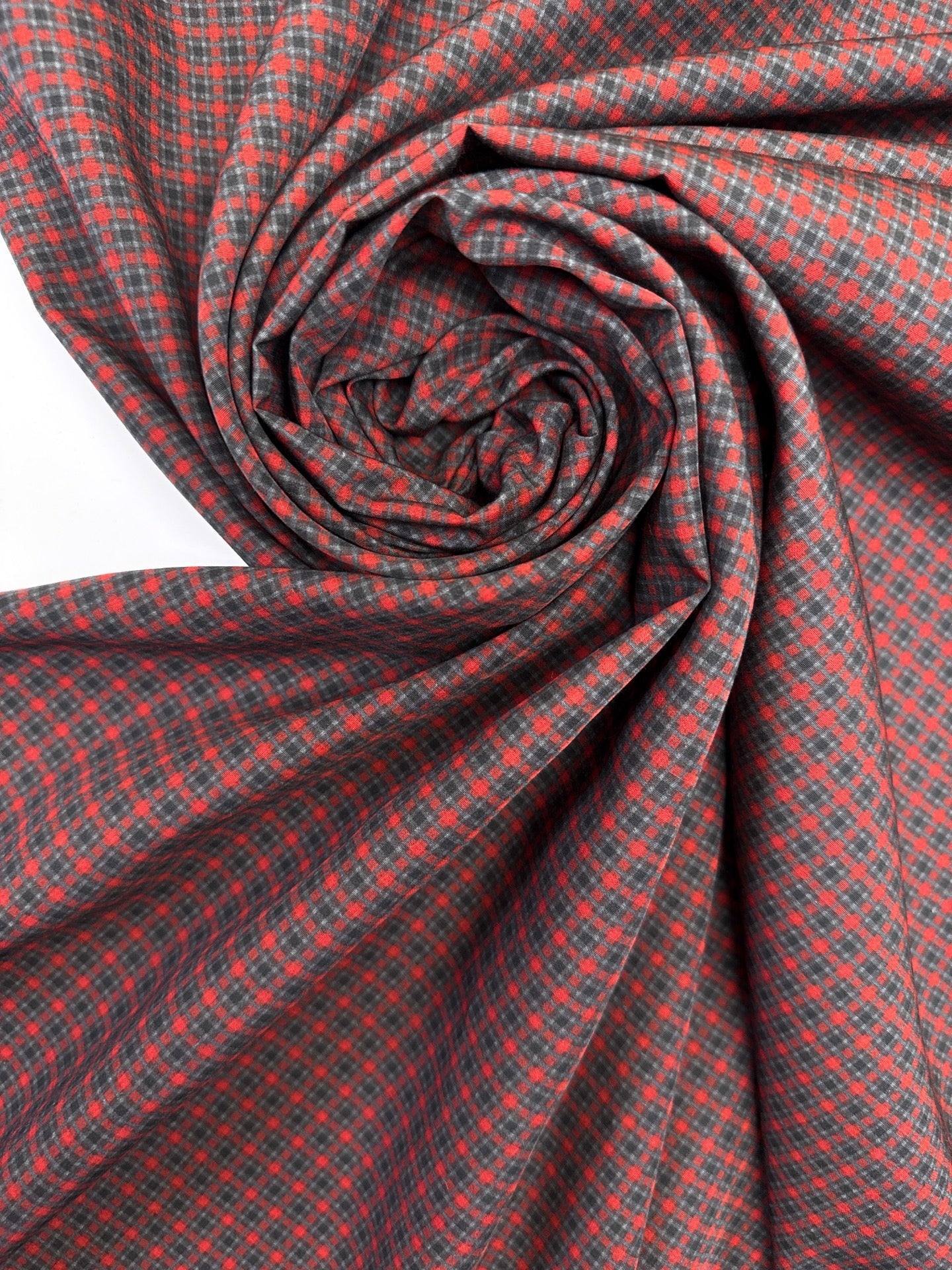 Tissu italien 100 % viscose à motif rouge et gris, disponible en ligne chez Šarlotes audumi