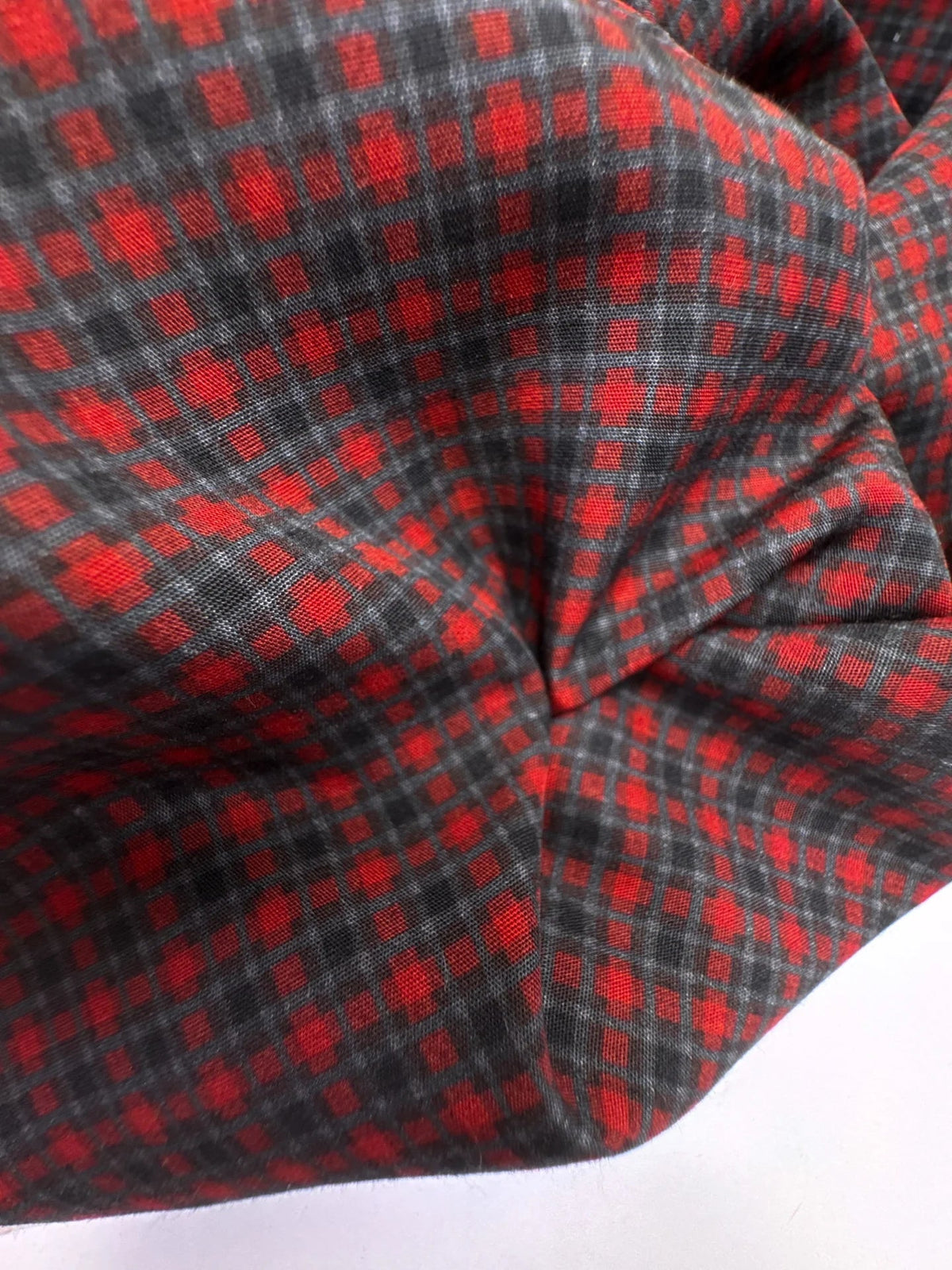 Image d’un tissu italien 100 % viscose à motif rouge et gris – disponible en ligne chez Šarlotes audumi