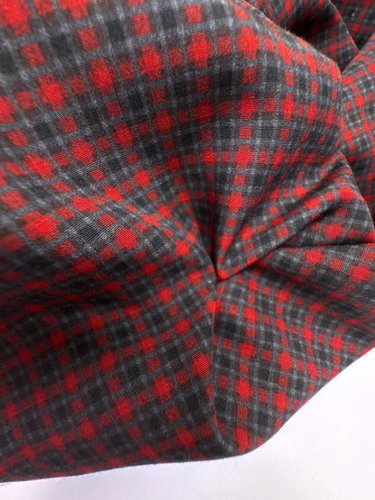 Image d’un tissu italien 100 % viscose à motif rouge et gris – disponible en ligne chez Šarlotes audumi