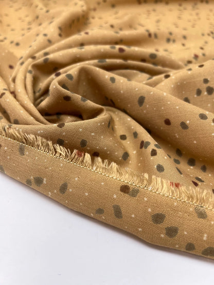 Image d’un tissu acrylique italien à pois beige et marron – disponible en ligne chez Šarlotes audumi