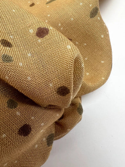 Image de tissu acrylique italien à pois beige et marron – disponible en ligne chez Šarlotes audumi