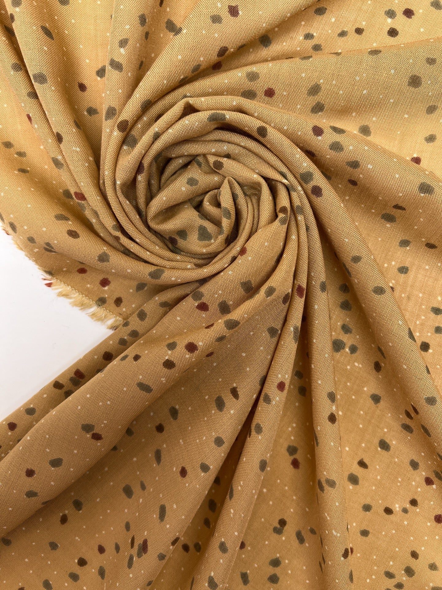 Image d’un tissu acrylique italien à motif pois beige et marron – disponible en ligne chez Šarlotes audumi