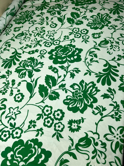 Image en tissu imprimé italien en coton pour chemises – fleurs vertes | 98 % coton, 2 % élasthanne | 115 g/m² | 151 cm – disponible chez Šarlotes audumi