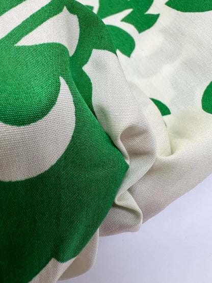 Image du tissu en coton imprimé italien pour chemises – fleurs vertes | 98 % coton, 2 % élasthanne | 115 g/m² | 151 cm – disponible chez Šarlotes audumi