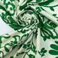 Attēls ar Itālijas apdrukāts kokvilnas audums krekliem – zaļi ziedi | 98% kokvilna, 2% elastāns | 115 g/m² | 151 cm – pieejams Šarlotes audumi
